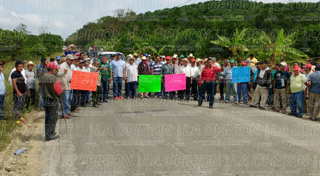 Bloquean el paso a unidades de Pemex Bloquean el paso a unidades de Pemex