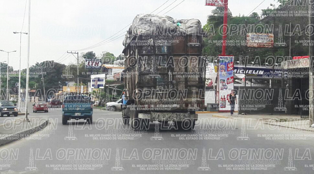 Camiones de carga circulan en el centro bajo el consentimiento de transporte público Camiones de carga circulan en el centro bajo el consentimiento de transporte público