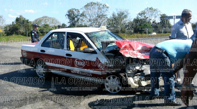 ¡Choca taxi; dos lesionados!