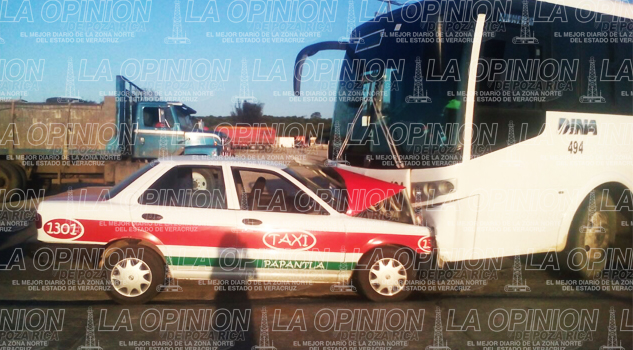 Autobús se estrella contra taxi; 3 lesionados