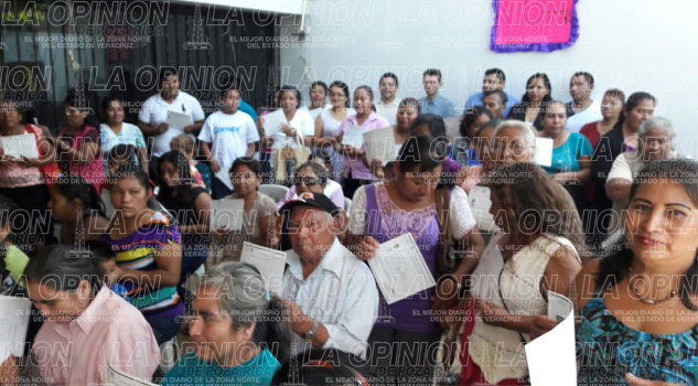 Entregan 100 certificados a adultos que estudian en el IVEA Entregan 100 certificados a adultos que estudian en el IVEA