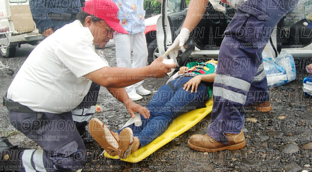 Jovencita casi se mata en accidente de moto Jovencita casi se mata en accidente de moto