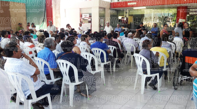 Pensionados se desesperan; no llega el personal del IPE Jubilados llevan más de una hora en espera del pase de lista del IPE