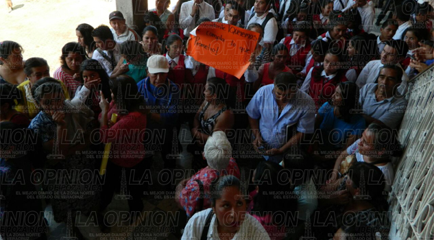 Padres de familia exigen al alcalde que cumpla Padres de familia exigen al alcalde que cumpla