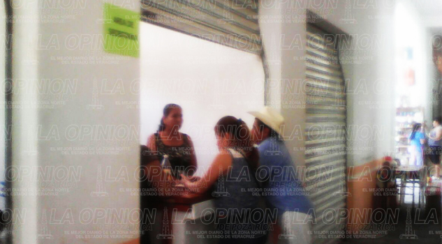Personal del ayuntamiento de Coxquihui labora en locales del mercado Personal del ayuntamiento de Coxquihui labora en locales del mercado