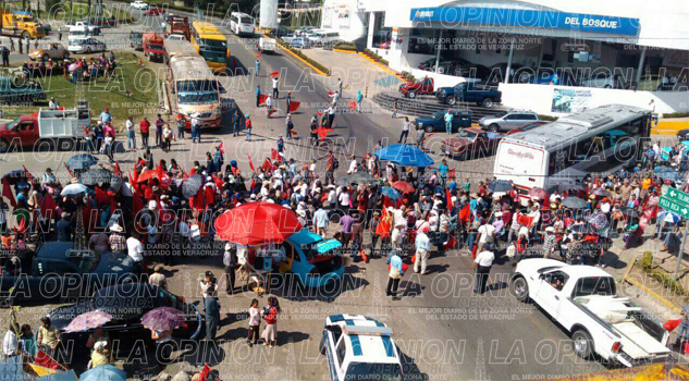 Protestan Antorchistas; bloquean la autopista México-Tuxpan Protestan Antorchistas; bloquean la autopista México-Tuxpan