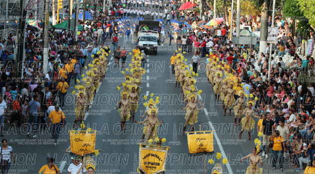Refulgen bastoneras, danzas y comparsas