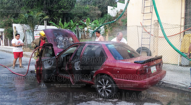 Se incendia automóvil Se incendia automóvil