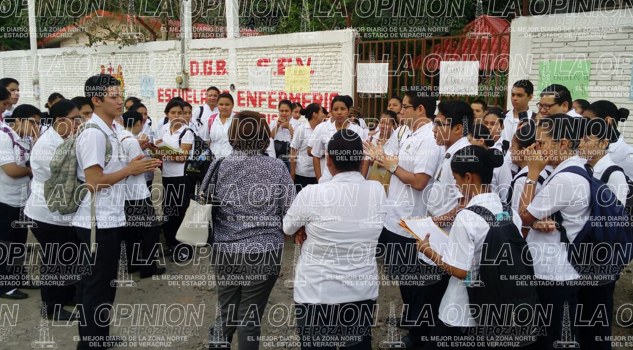 Se manifiestan estudiantes de enfermería Se manifiestan estudiantes de enfermería