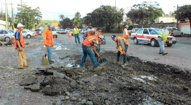 Solo “remiendan” la carretera a El Tajín Solo “remiendan” la carretera a El Tajín