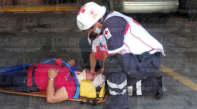 Taxi se impacta contra camioneta: hay una persona lesionada Taxi se impacta contra camioneta