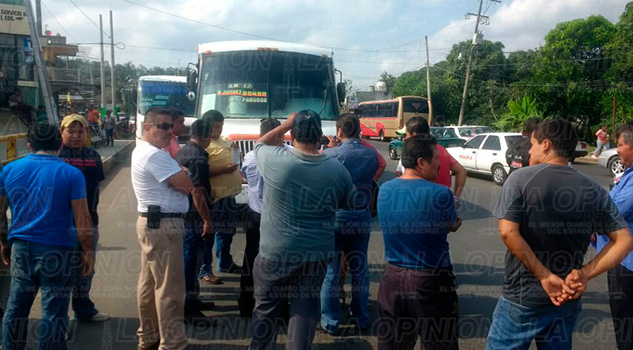 Taxistas bloquean acceso al Cazones I Taxistas Bloquean Acceso Cazones I
