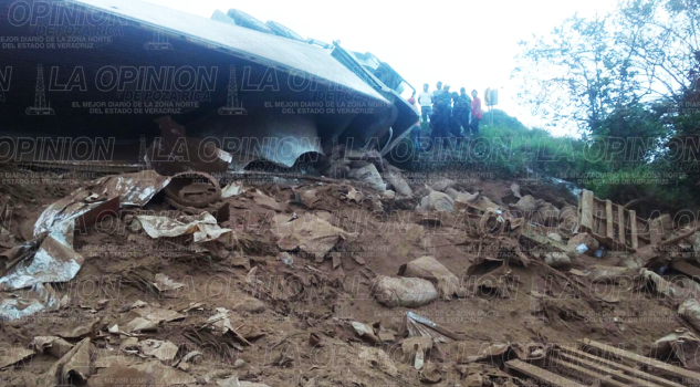Vuelca tráiler cargado de cacao Así quedó el tráiler que transportaba varias toneladas de cacao en polvo