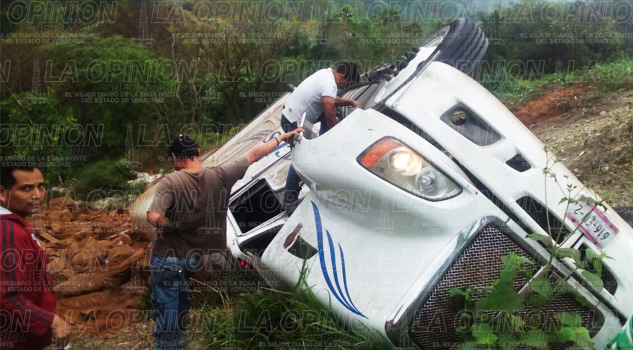 Vuelca tráiler cargado de cacao Vuelca tráiler cargado de cacao
