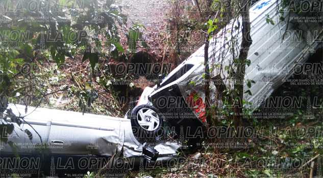 Cae automóvil y ambulancia a un barranco; hay 9 heridos Cae automóvil y ambulancia a un barranco; hay 9 heridos