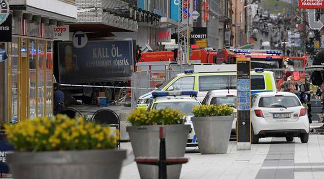 Camión enviste a una multitud en Estocolmo; tres muertos Camión enviste a una multitud en Estocolmo