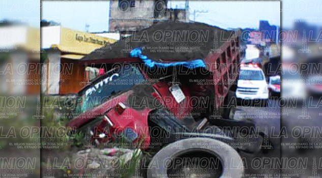 Camión materialista cae en hoyanco dejado por CAEV Camión materialista cae en hoyanco dejado por CAEV