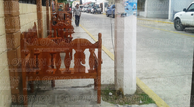 Comerciantes se adueñan de las banquetas Comerciantes se adueñan de las banquetas