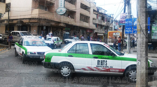 Concesiones sólo a políticos; taxistas se manifestan Concesiones sólo a políticos; taxistas se manifestan