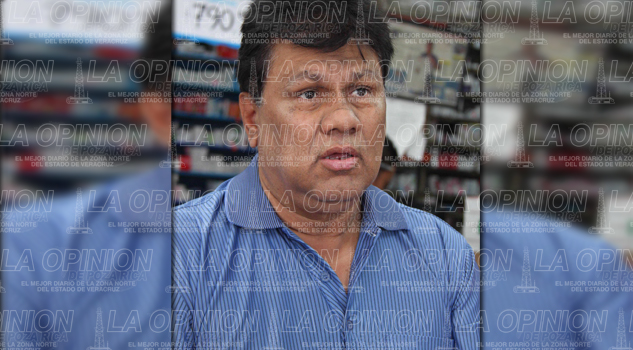 Dejan solo al lobo; le recuerdan su pasado priista Dejan solo al lobo; le recuerdan su pasado priista