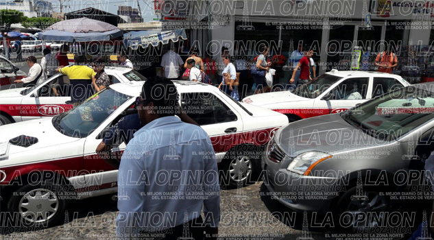 Caos vehicular por choque entre la calle 2 Oriente esquina con Heriberto Kehoe Caos vehicular por choque entre la calle 2 Oriente esquina con Heriberto Kehoe