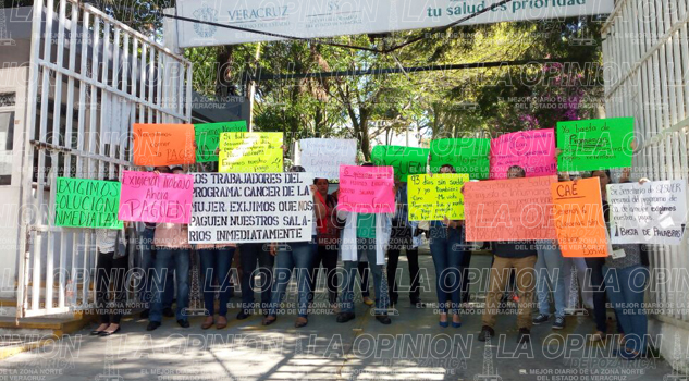 Los dejan sin sueldo; protestan trabajadores de Salud Los dejan sin sueldo; protestan trabajadores de Salud