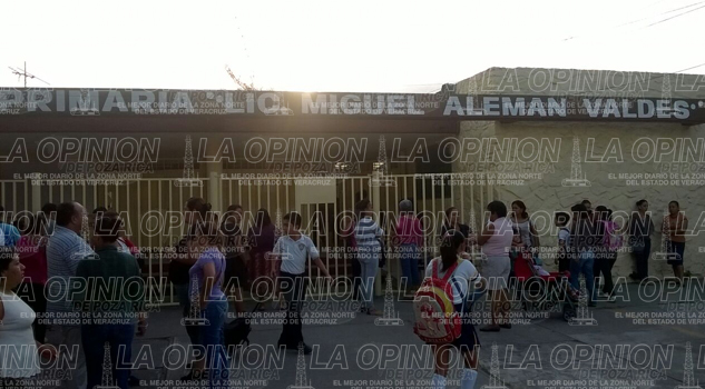 Rechazan el comportamiento de la directora de la primaria Miguel Alemán Rechazan el comportamiento de la directora de la primaria Miguel Alemán