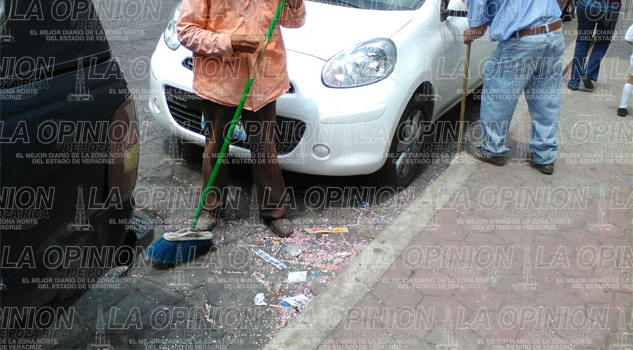 Recogen toneladas de basura Recogen toneladas de basura