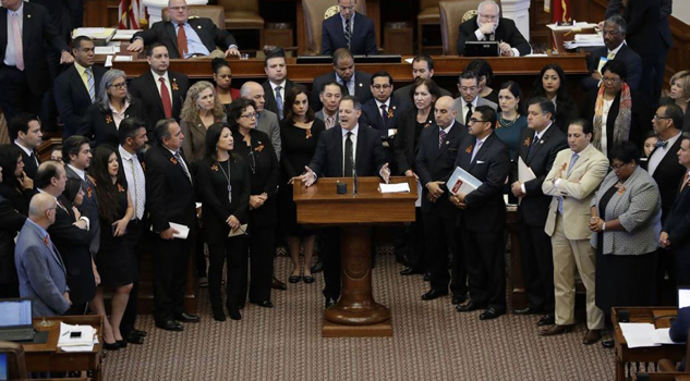 Representantes de Texas aprueban ley que prohíbe las "ciudades santuario" Representantes de Texas aprueban ley que prohíbe