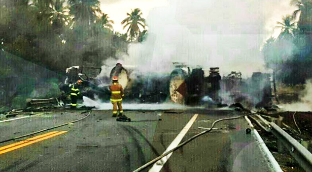 Se impacta pipa cargada de combustible contra autobús; hay 8 lesionados Se impacta pipa cargada de combustible contra autobús; hay 8 lesionados