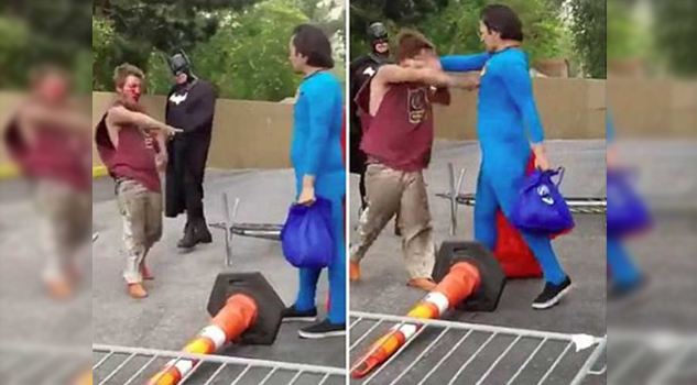 Superman se lanza contra indigente que atacó a Batman Superman se lanza contra indigente que atacó a Batman