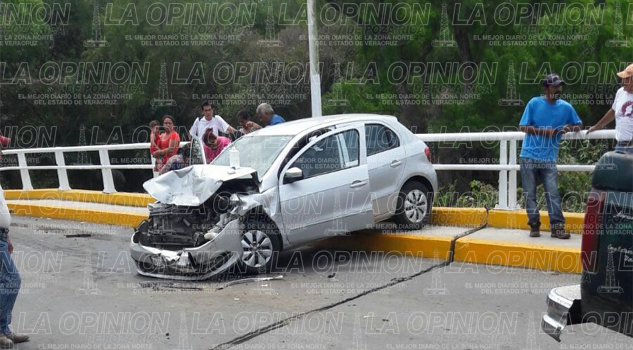 Violento choque sobre puente; cuatro heridos Violento choque sobre puente; cuatro heridos