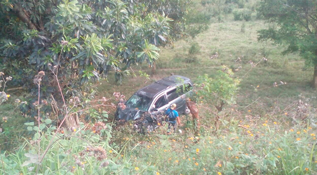 Vuelca camioneta y cae a barranco Vuelca Camioneta Barranco Carretera Papantla