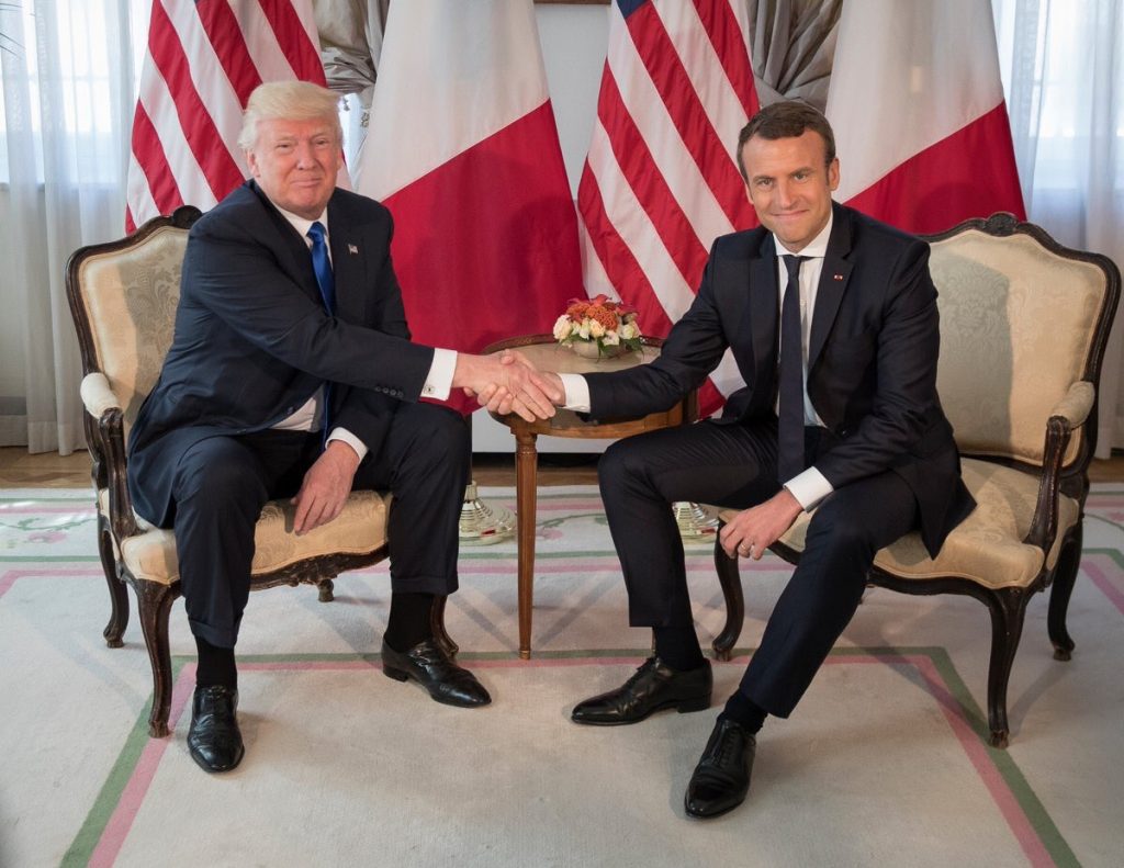 Apretón de manos entre Macron y Trump causa revuelo en Twitter