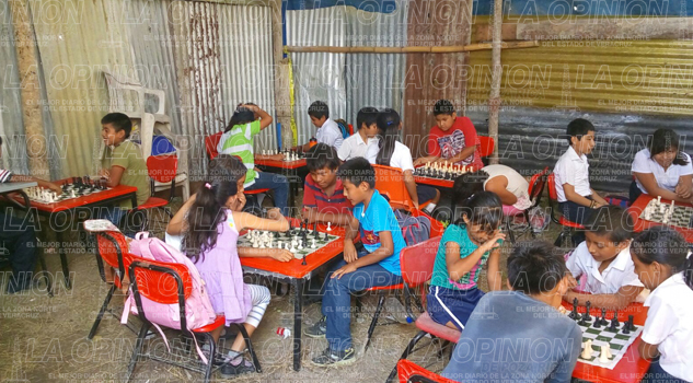 Alumnos sufren calor de 40º C Alumnos sufren calor de 40º C