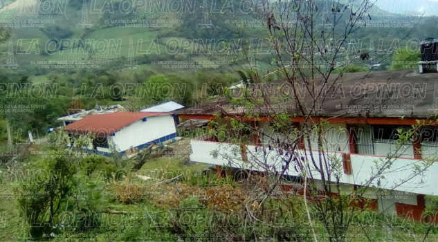 Aulas en riesgo de colapso Aulas en riesgo de colapso