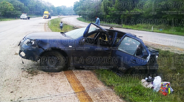 Auto destrozado en la autopista Auto destrozado en la autopista