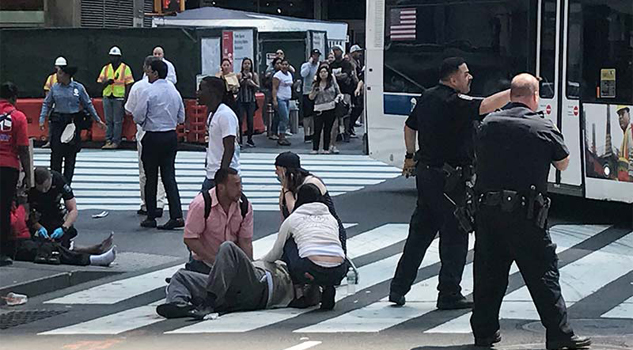 Automóvil arrolla a peatones en Nueva York; hay un muerto Automóvil arrolla a peatones en Nueva York; hay un muerto