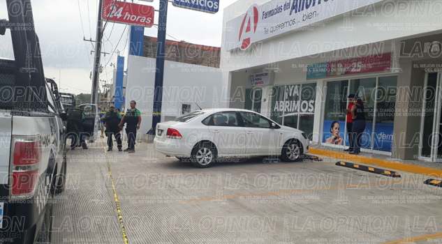 Balean a empleada de una farmacia Balean a empleada de una farmacia