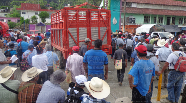Bloqueo carretero; exigen obras estatales y municipales Bloqueo carretero; exigen obras estatales y municipales
