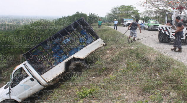 Camioneta, al barranco Camioneta, al barranco
