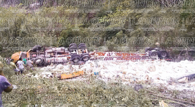 Casi se mata en brutal volcadura Casi se mata en brutal volcadura