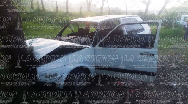 Choca auto contra árbol; 3 lesionados Choca auto contra árbol; 3 lesionados