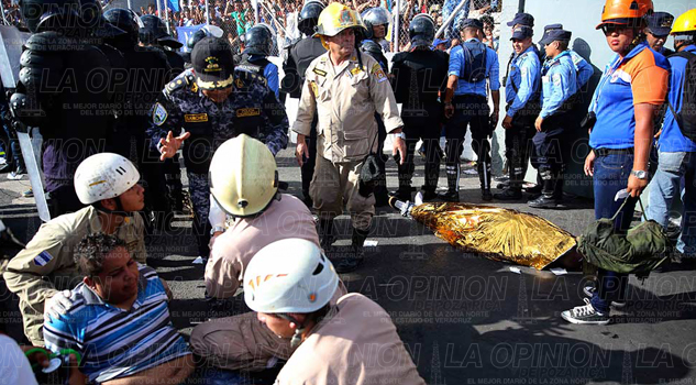 Cuatro muertos por estampida en la final de futbol hondureño Cuatro muertos por estampida en la final de futbol hondureño