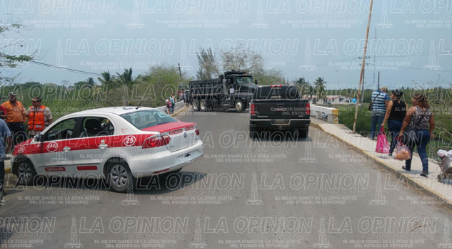 Frenan obra y se manifiestan los camioneros Frenan obra y se manifiestan los camioneros