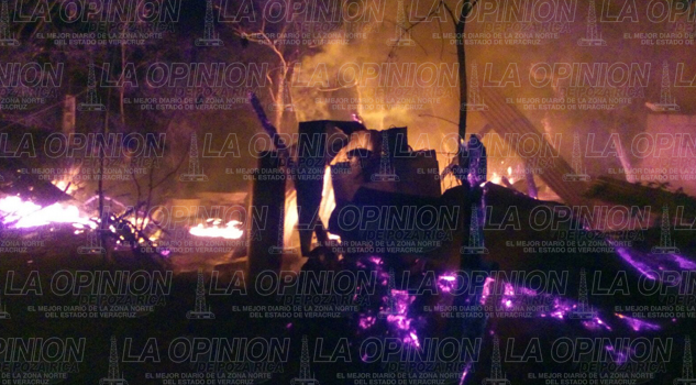 Fuego arrasa con 2 viviendas Fuego arrasa con 2 viviendas