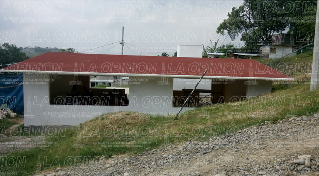 Parada la obra de dos aulas en la escuela Adolfo Ruiz Cortines Parada la obra de dos aulas en la escuela Adolfo Ruiz Cortines