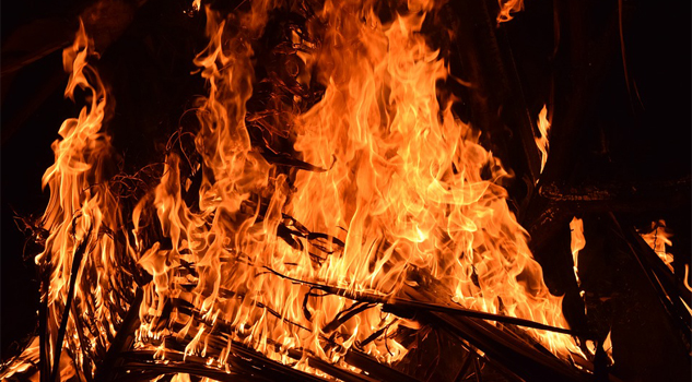 Pastor y cómplices fueron a prisión tras arrojar a una mujer al fuego porque estaba 'poseída' Pastor y cómplices fueron a prisión tras arrojar a una mujer al fuego porque estaba 'poseída'