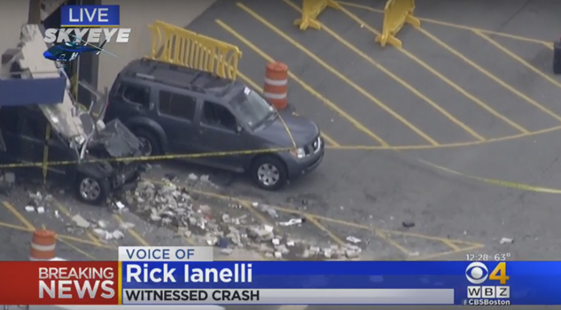 Coche atropella a multitud; hay tres muertos Coche atropella a multitud