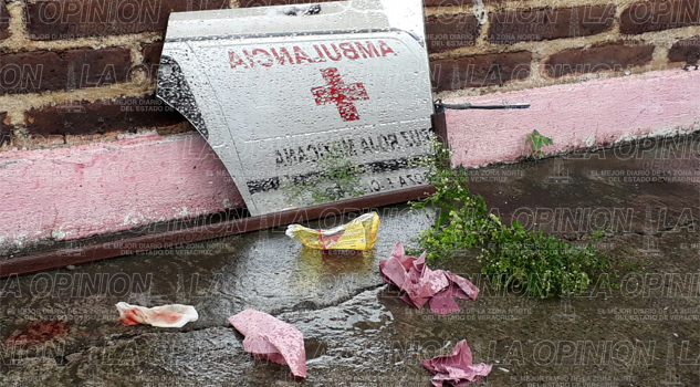 Resbala carpintero y se entierra pedazo de espejo Resbala carpintero y se entierra pedazo de espejo